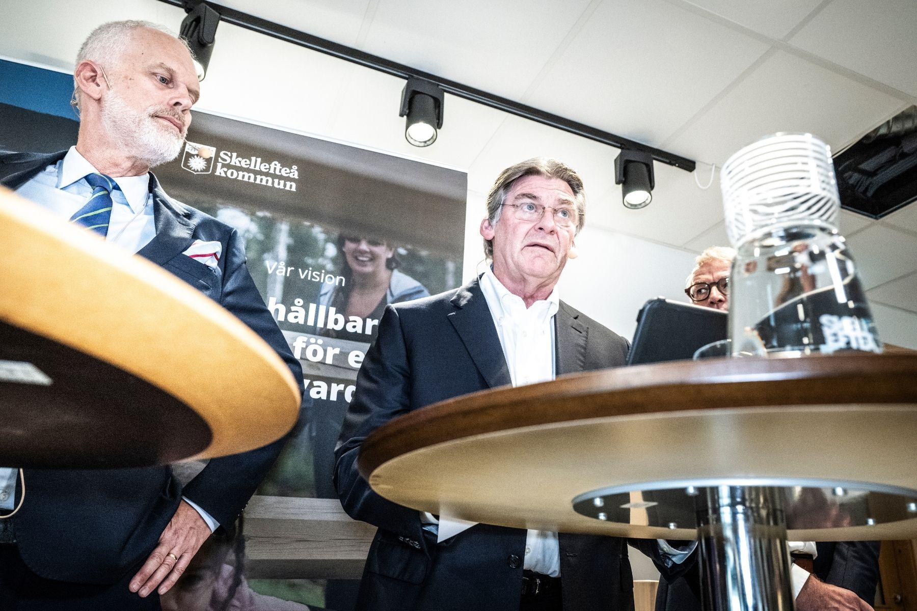 Konkursförvaltare Mikael Kubu och Lytens koncern-vd Dan Cook när det blev klart att den amerikanska batteriuppstickaren köper Northvolts konkursbo. Foto: TT.