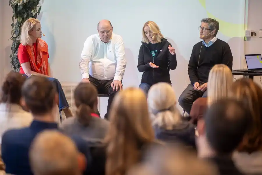 Impact Loops chefredaktör Camilla Bergman, Simon Grant, Charlotta Holmquist och Johan Ekman. Foto: Jonas Borg.