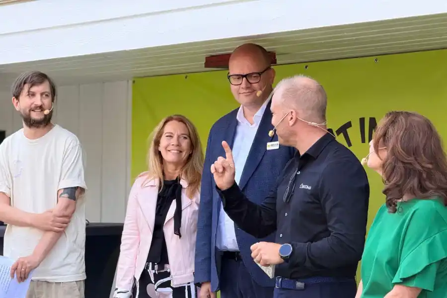 Johann Bernövall, reporter på Impact Loop, Anna Forsberg, chef marknad och segment på NCC, Geir Thomas Fossum, vd på Beijer Byggmaterial, Joakim Jönsson, kommersiell chef på Recoma och Anna Denell, hållbarhetschef på Vasakronan. Foto: Impact Loop.