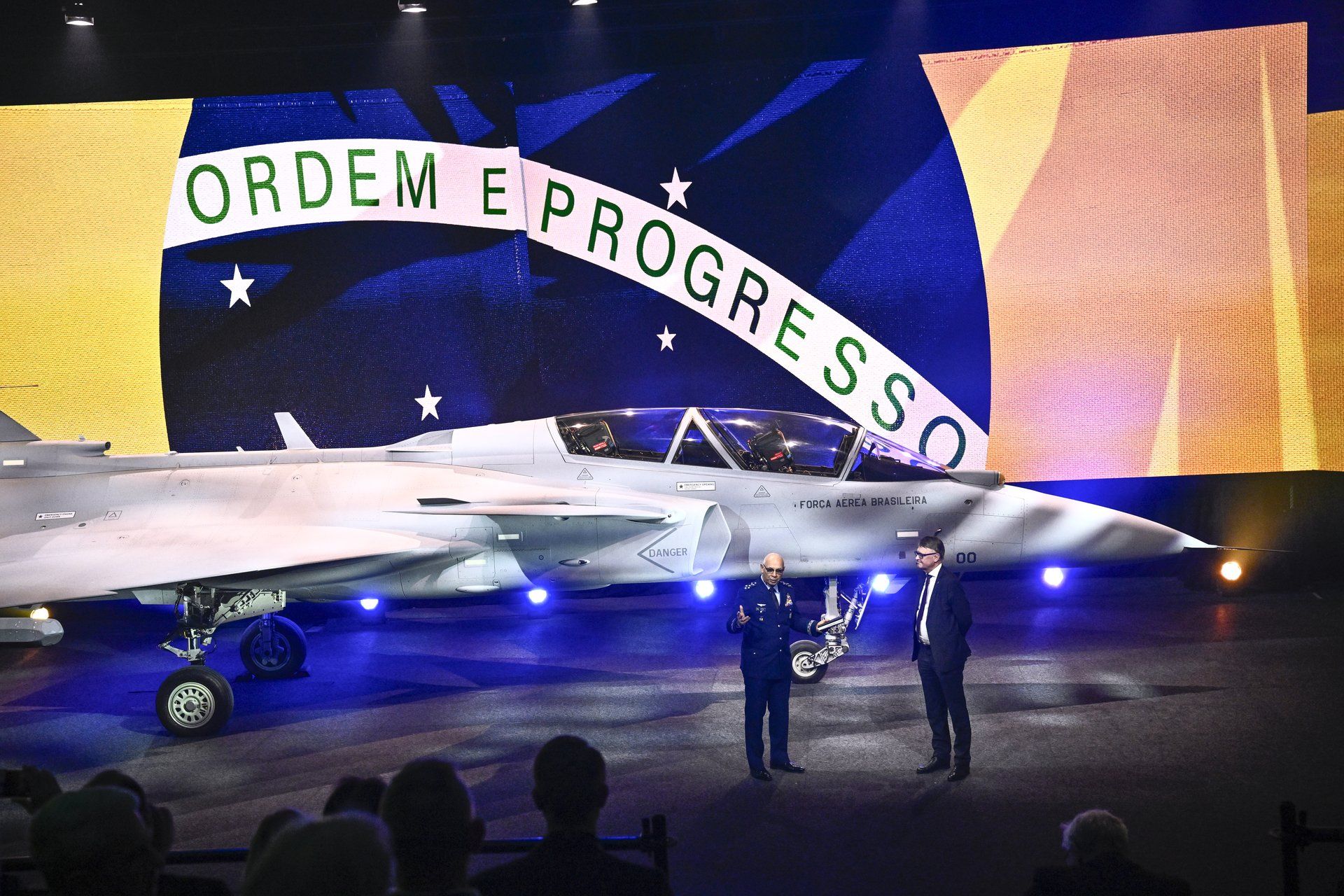 Brasiliens flygvapenchef Marcelo Kanitz Damasceno och Lars Tossman, chef för Saab Aeronautics i Linköping. Foto: TT.