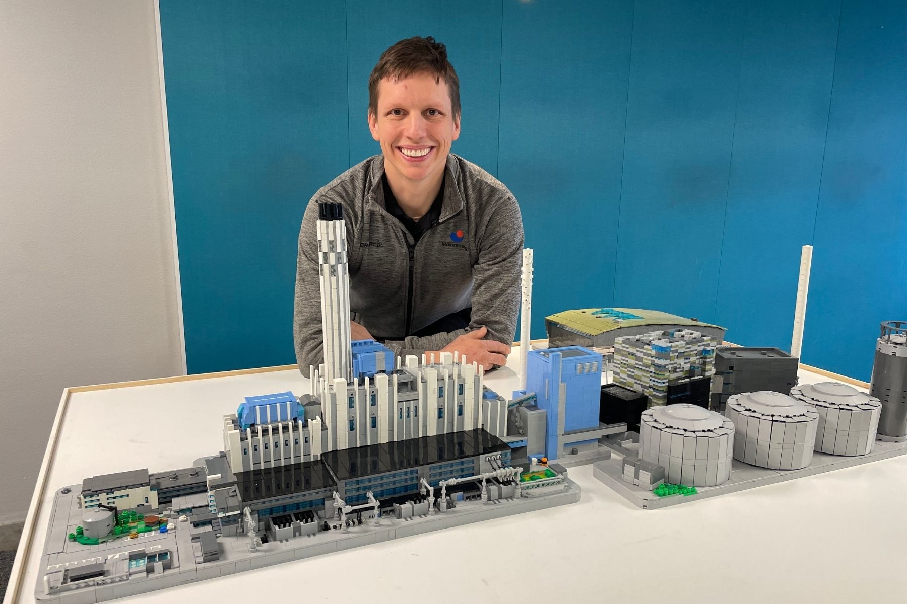 Johannes Törnvall, ingenjör och legobyggare. Foto: Mälarnergi.