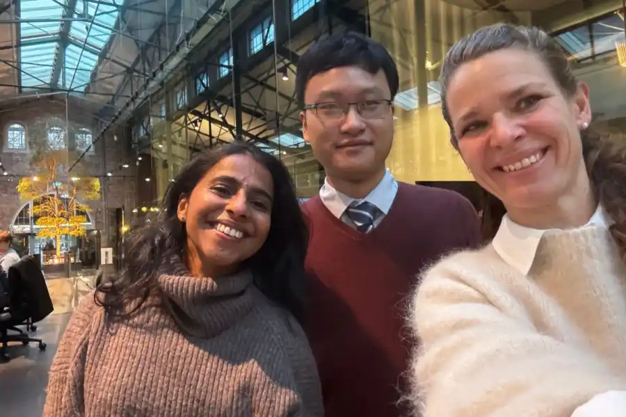 Treesa Chinju Vincent, Dr. Johnson Lau och Anna Sandgren på Unibloom. Foto: Pressbild.