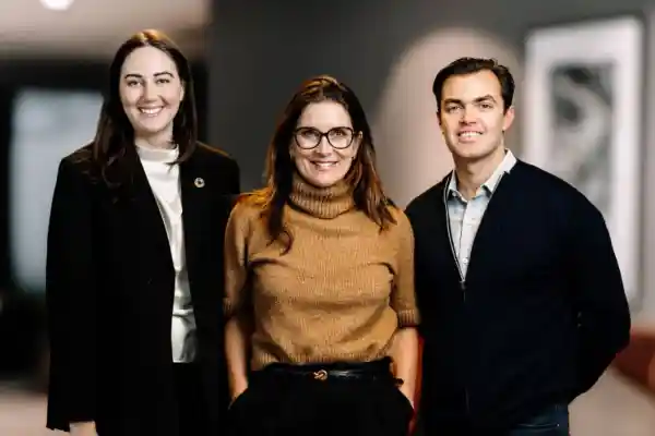 Malin Perman, Katarina Bergegård och Axel Hillelson. Foto: pressbild.