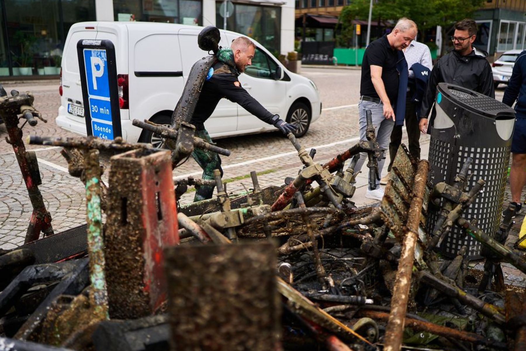PwC Sverige drog 2024 upp 1,6 ton skräp upp ur vallgraven i centrala Göteborg. Foto: Pressbild/AXL Foto.