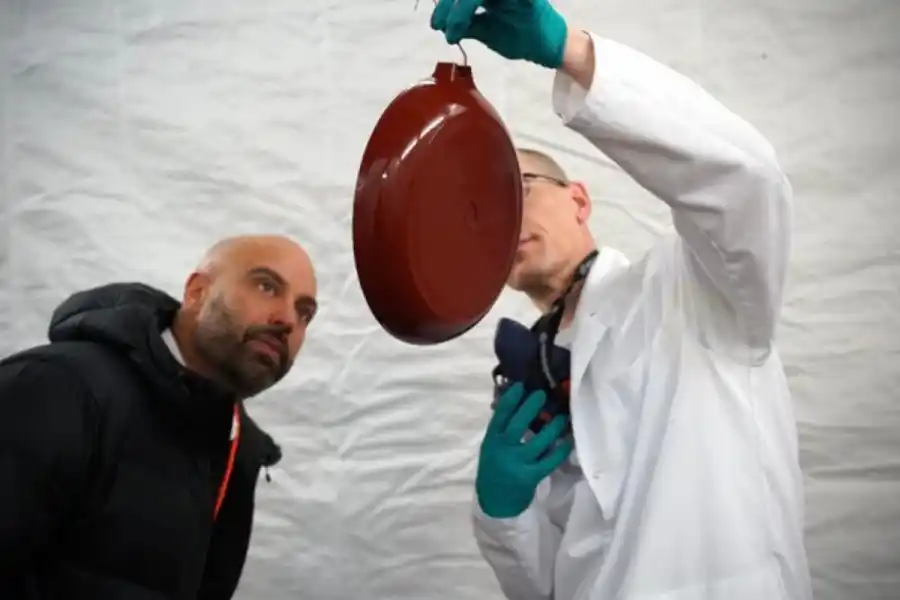 Mikael Wallborg inspekterar. Foto: pressbild.