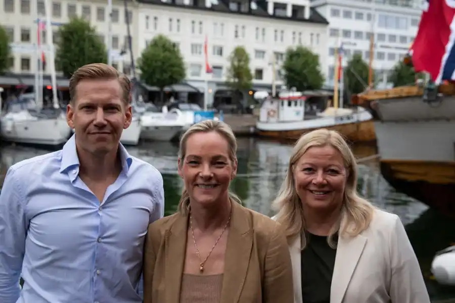 Från vänster Mattias Lilja Graflund (Sverigechef och EVP Growth Markets), Kristin Vestgren Sæterøy (CEO), Silja Vestad (CMO). Foto: Pressbild.