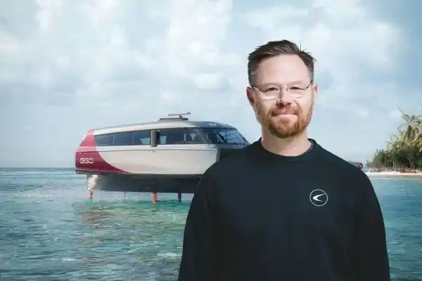 Gustav Hasselskog, vd och grundare av Candela, och en P-12 Shuttle. Foto: Pressbild (montage).