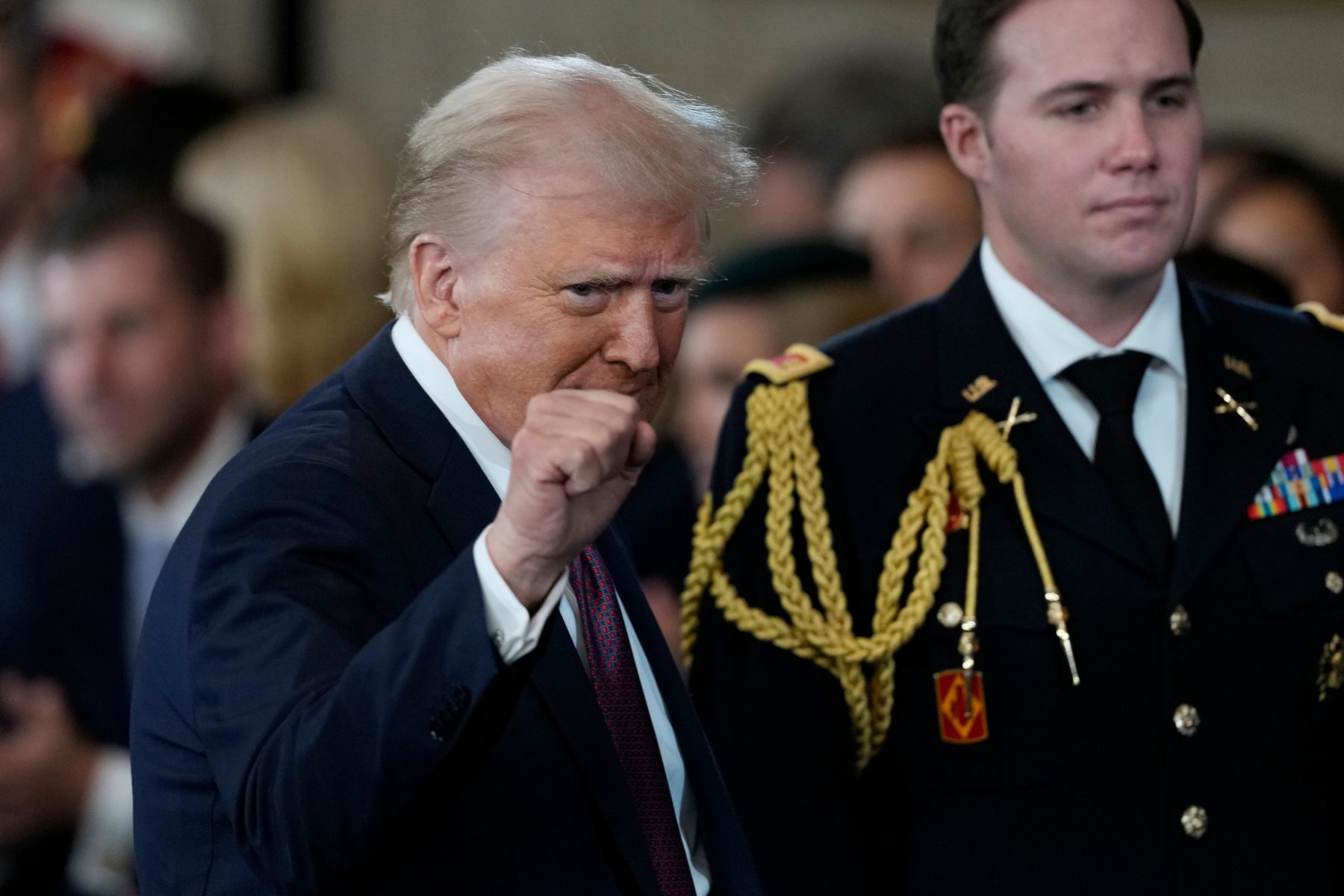 Donald Trump svärs in som ny president. Foto: Julia Demaree Nikhinson/AP/TT.