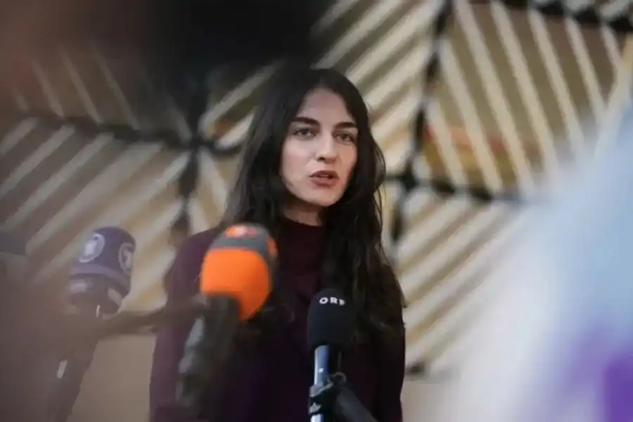 Klimatminister Romina Pourmokhtari (L). Foto: TT.