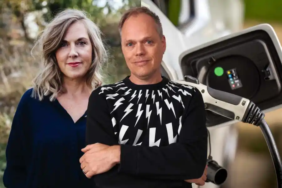 Frida Berry Eklund och Ola Spännar, medgrundare till Klimatkollen som genomfört granskningen om kommunernas utbyggnad av laddinfrastruktur. Foto: Jona Granath/Klimatkollen.