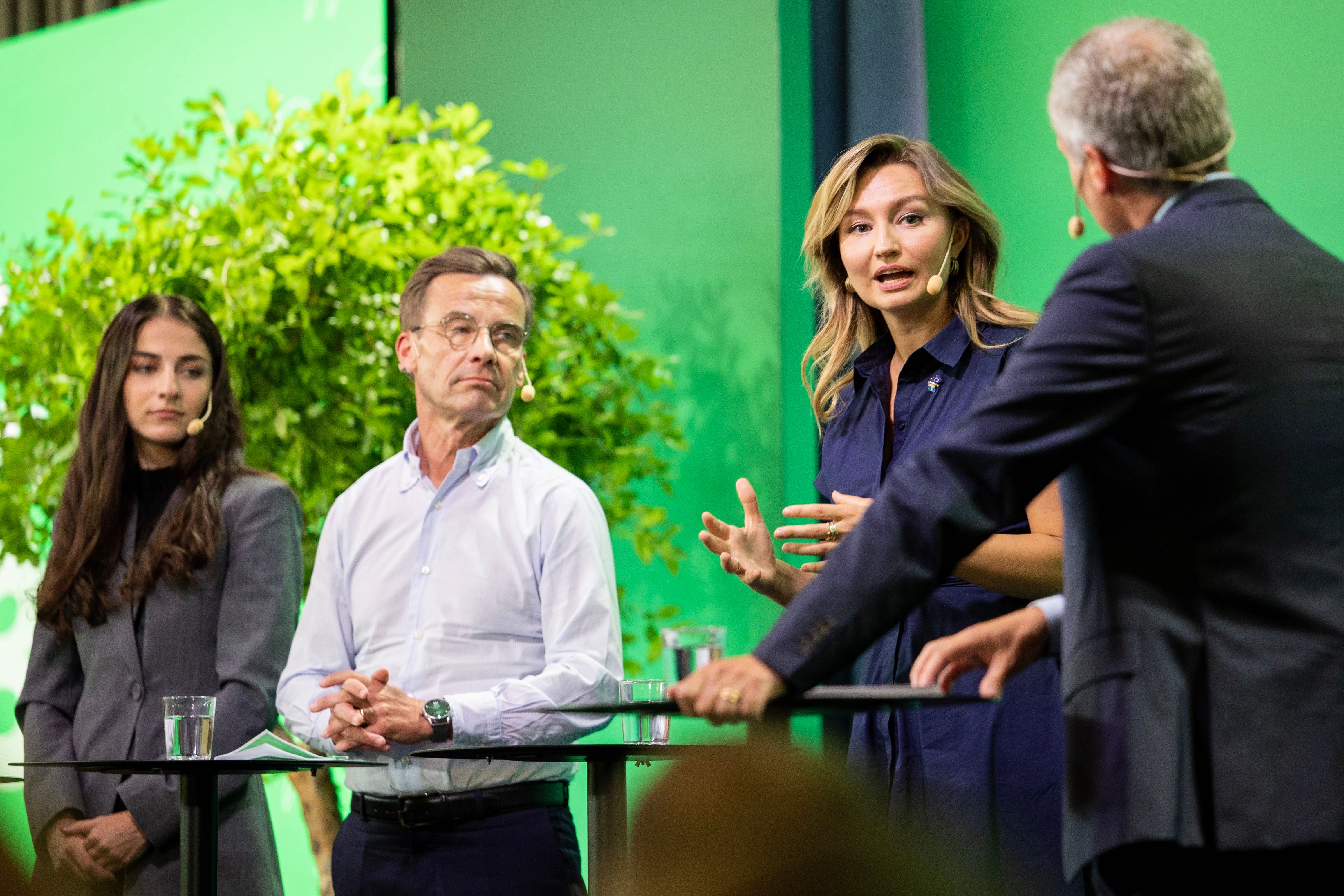 Statsminister Ulf Kristersson, energi- och näringsminister Ebba Busch och klimat- och miljöminister Romina Pourmokhtari på det nationella klimatmötet tidigare i år. Foto: Ninni Andersson/Regeringskansliet