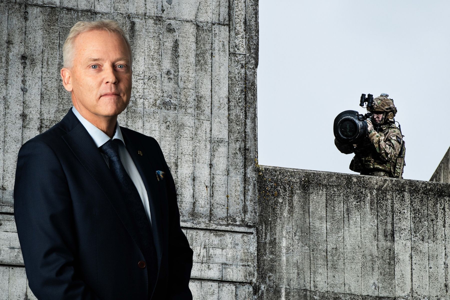 Görgen Johansson, chef för Saabs affärsområde Dynamics, med pansarvärnssystemet NLAW. Foto: pressbilder (montage)