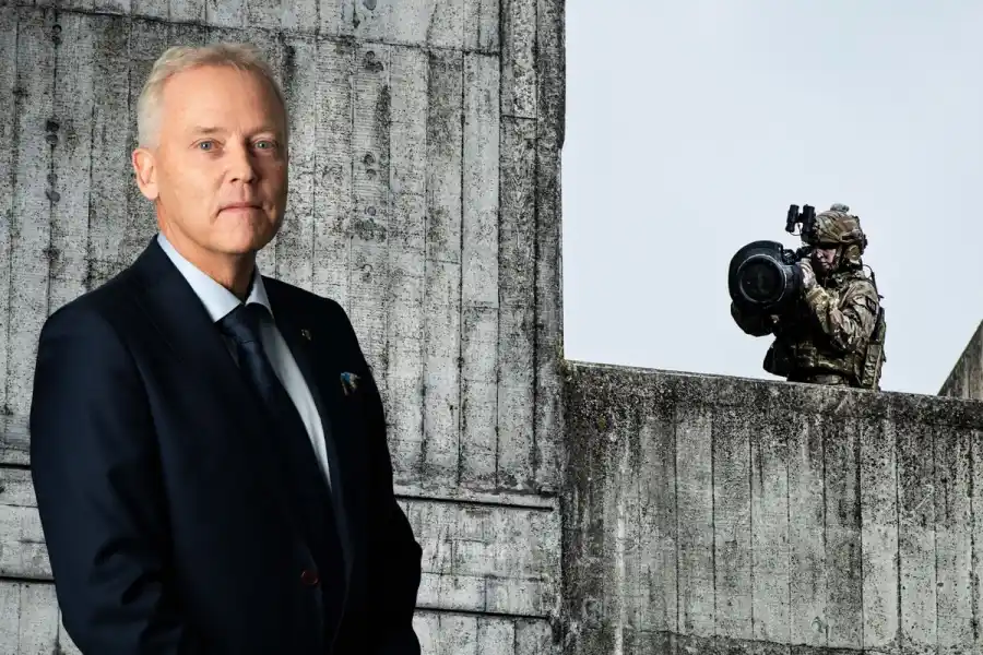Görgen Johansson, chef för Saabs affärsområde Dynamics, med pansarvärnssystemet NLAW. Foto: pressbilder (montage)
