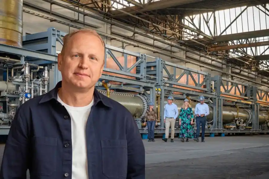 Henrik Henriksson, vd för Stegra, framför de nya elektrolysmodulerna. Foto: Stegra (montage)..