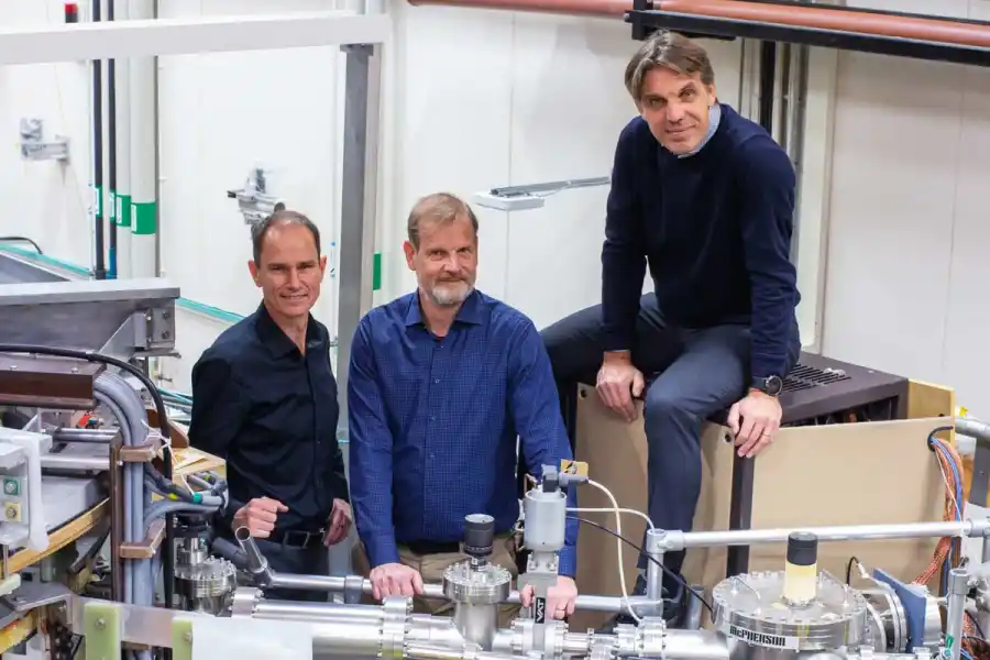 Novatrons vd Peter Roos med grundarna Jan Jäderberg och Erik Odén. Foto: pressbild.