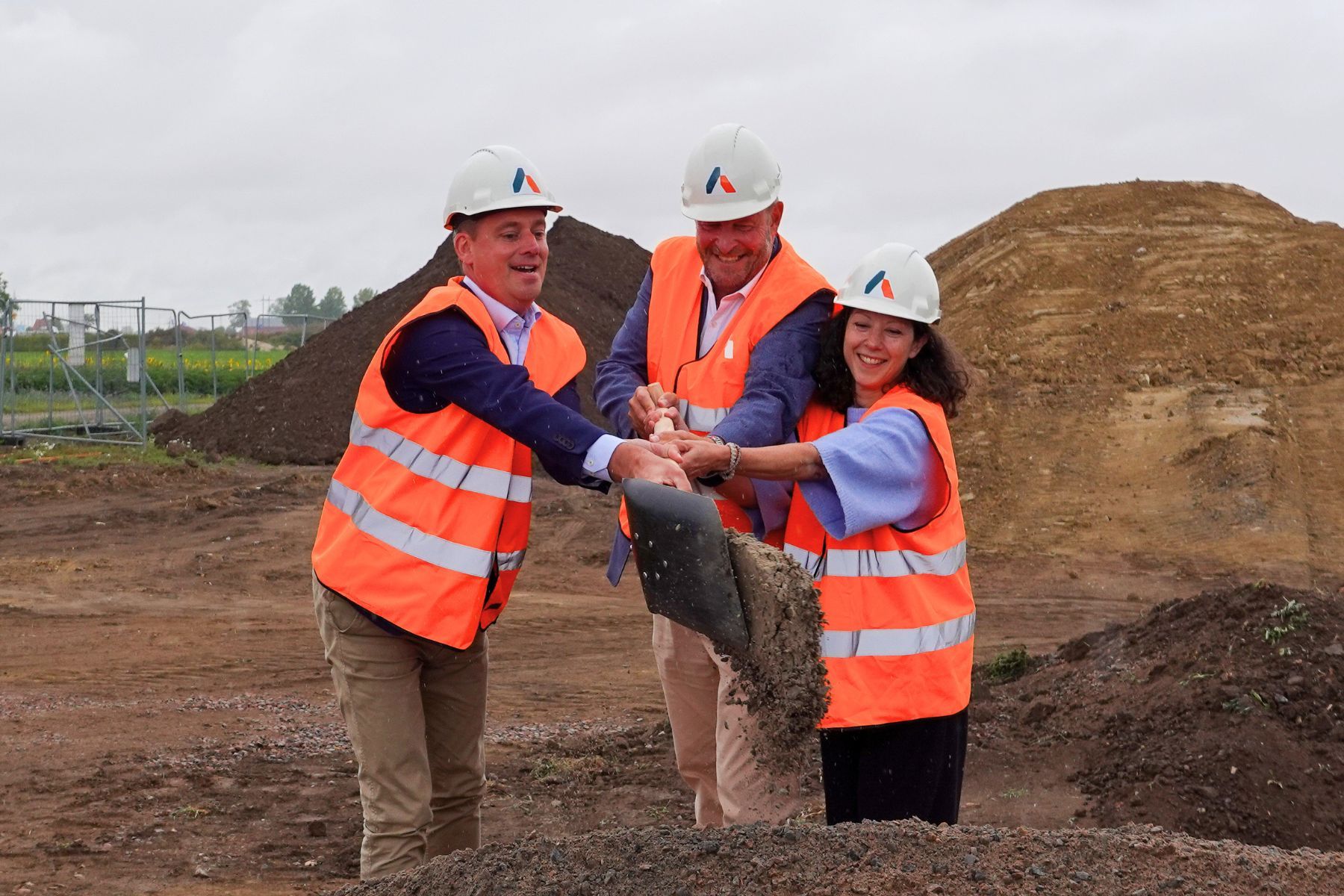 Henrik Johansson Casimiro (vd på Adven Sverige), Bert Westerberg (vice kommunstyrelseordförande i Trelleborgs kommun) samt Melinda Frigyesi Almström (strategichef på Trelleborgs Energi). Pressbild.