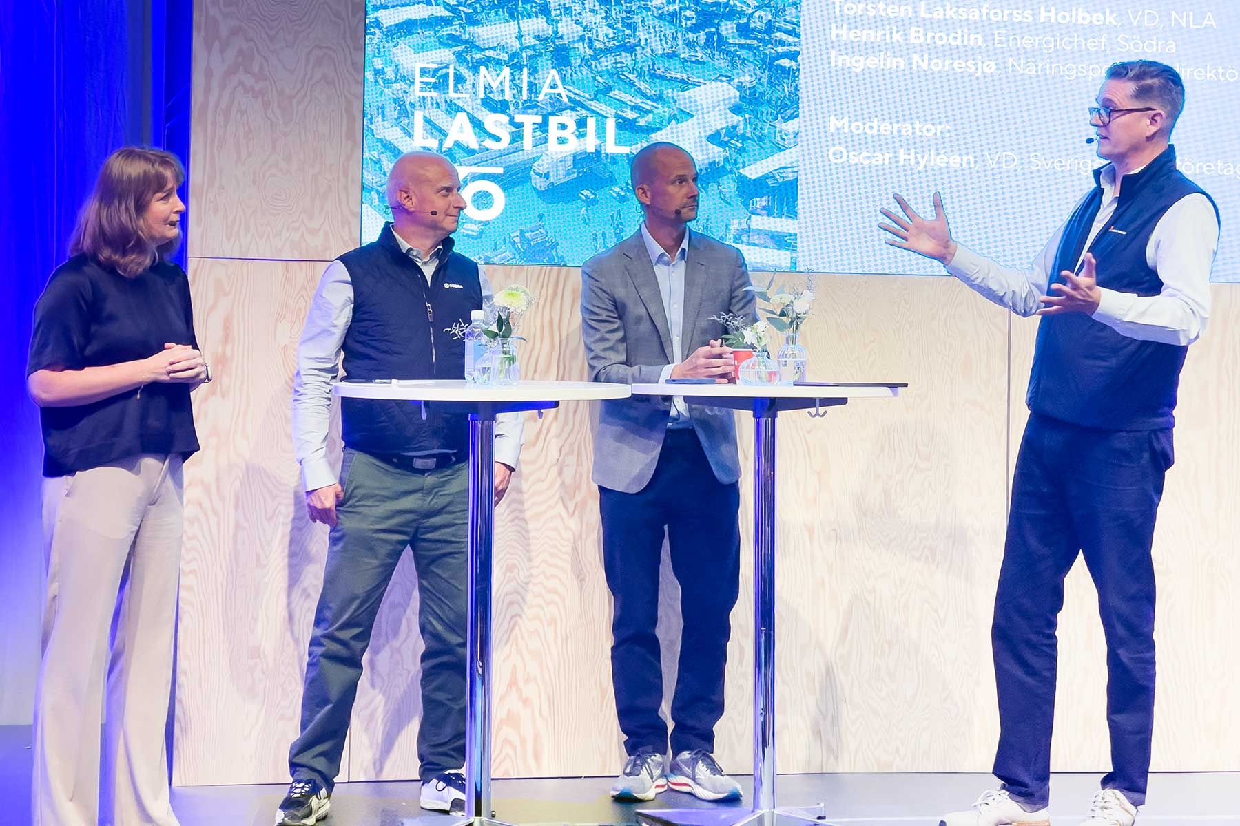 Ingelin Noresjø, näringspolitisk direktör NLF, Henrik Brodin, energichef Södra, Torsten Laksaforss Holbek, vd NLA och moderator Oscar Hyléen, vd, Sveriges åkeriföretag. Foto: Esbjörn Guwallius