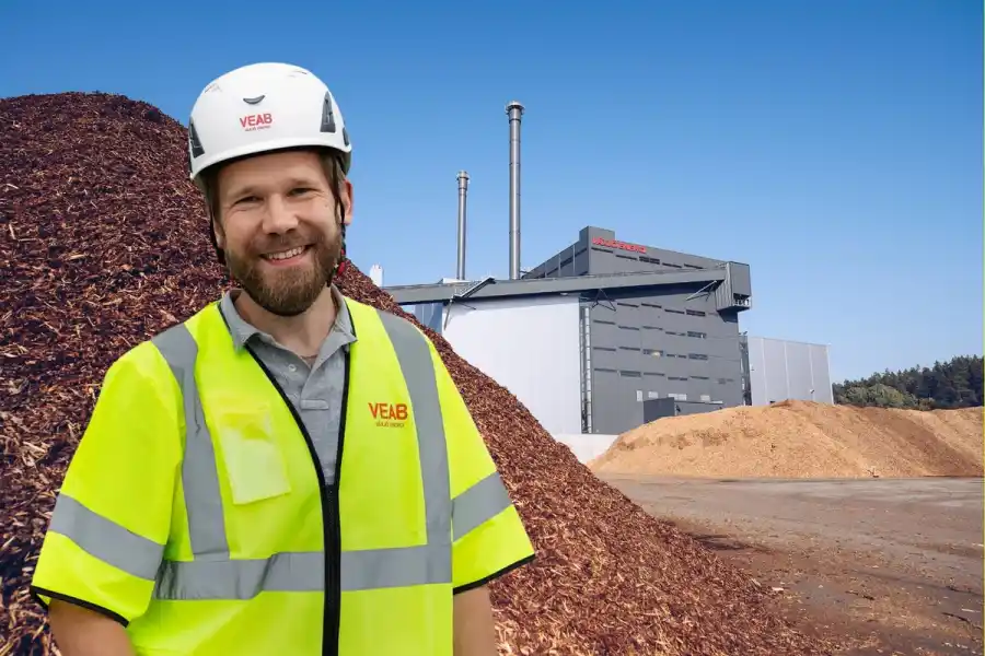 Tobias Velander, driftchef Växjö Energi, framför Sandviksverket i Växjö. Pressbilder (montage).