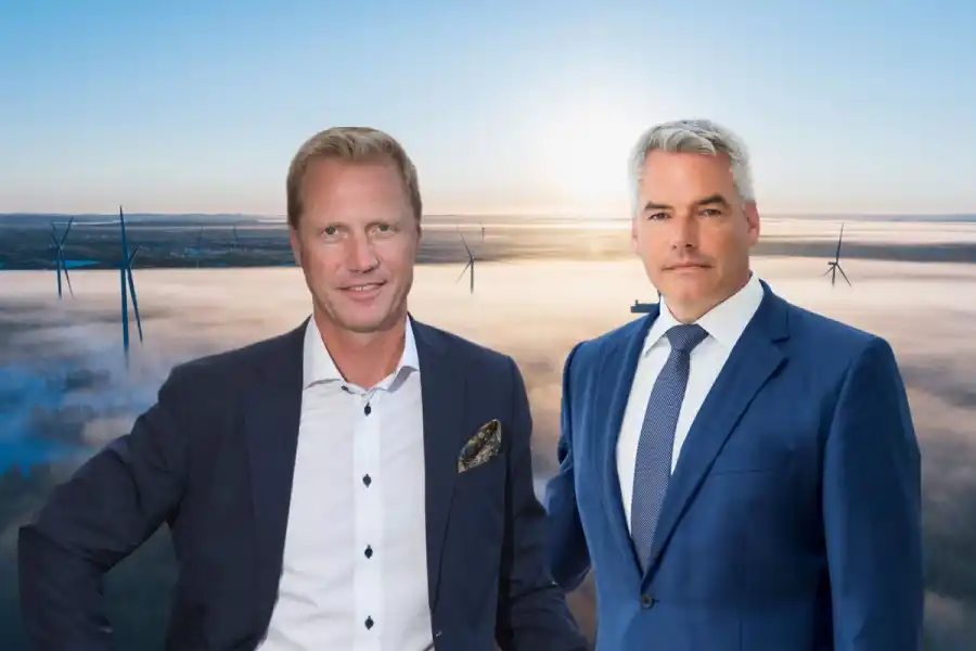 Holmens vd Henrik Sjölund och EIB:s vice ordförande Karl Nehammer. Foto: Pressbild/ Ulla-Carin Ekblom. Collage.