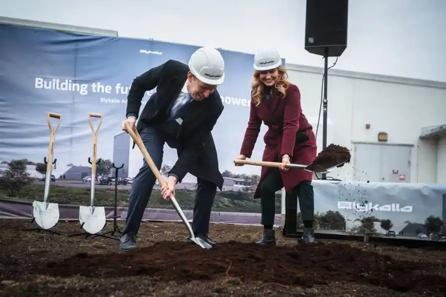 Jakob Stedman och Ebba Busch tar ett första spadtag. Foto: pressbild.
