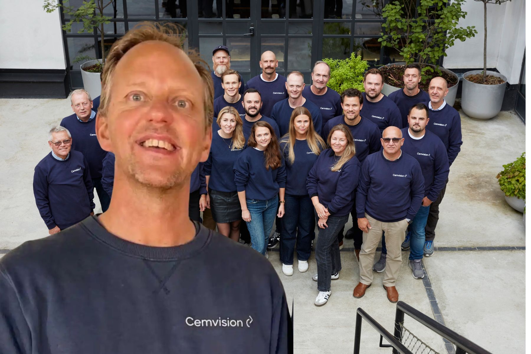 Claes Kollberg, vd på Cemvision. I bakgrunden Cemvisions team. Foto: pressbilder.