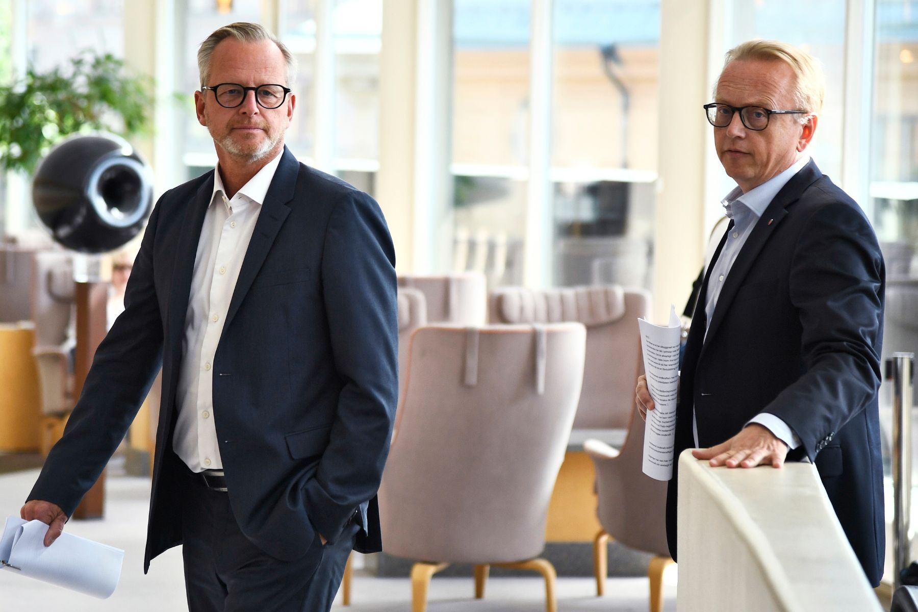 Socialdemokraternas ekonomisk-politiska talesperson Mikael Damberg (S) och Fredrik Olovsson (S), energi- och näringspolitisk talesperson. Foto: Lars Schröder / TT.