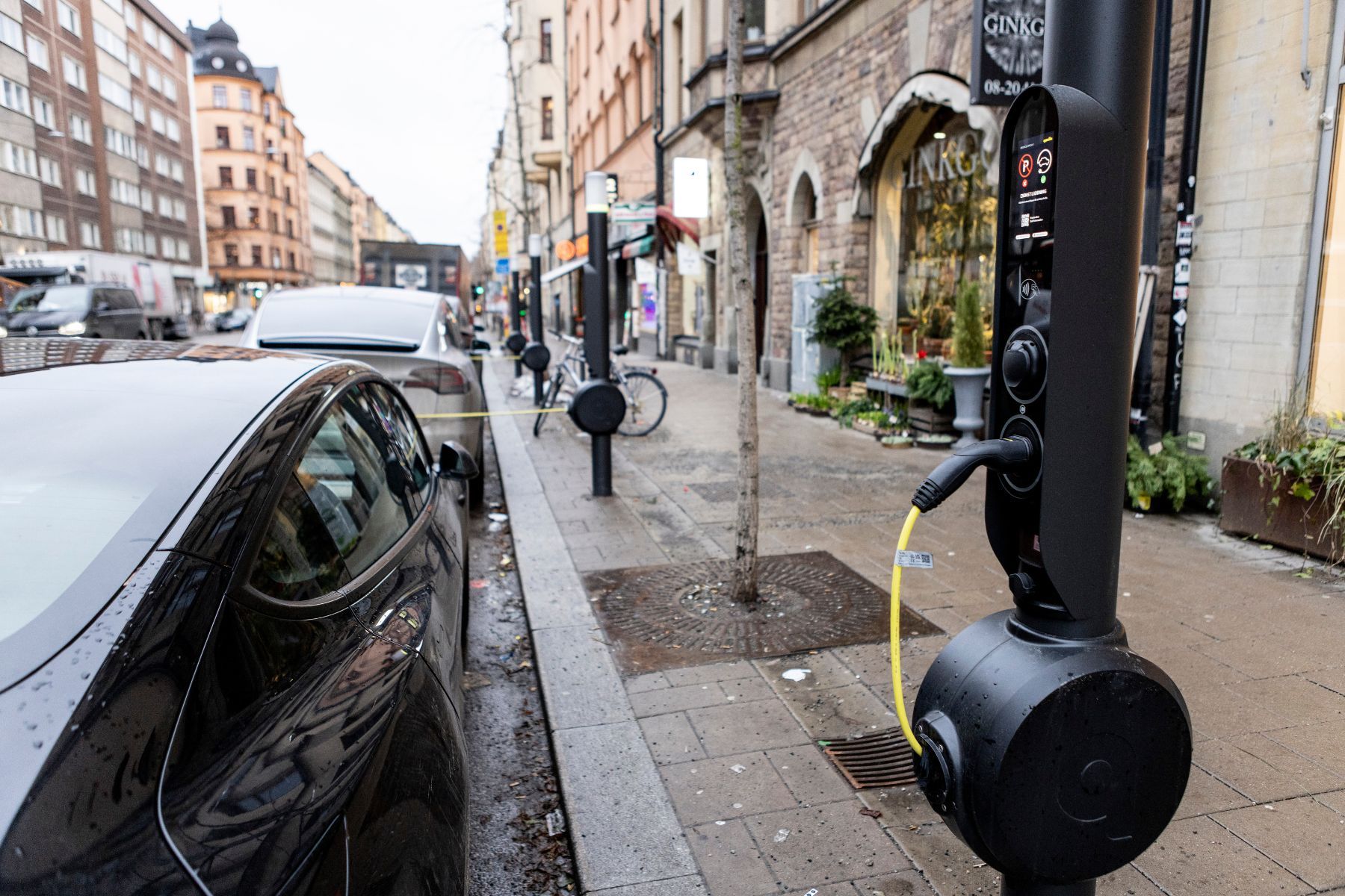 Elbilsladdning på Hornsgatan i Stockholm. Foto: TT.