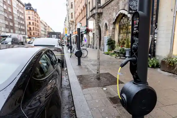Elbilsladdning på Hornsgatan i Stockholm. Foto: TT.
