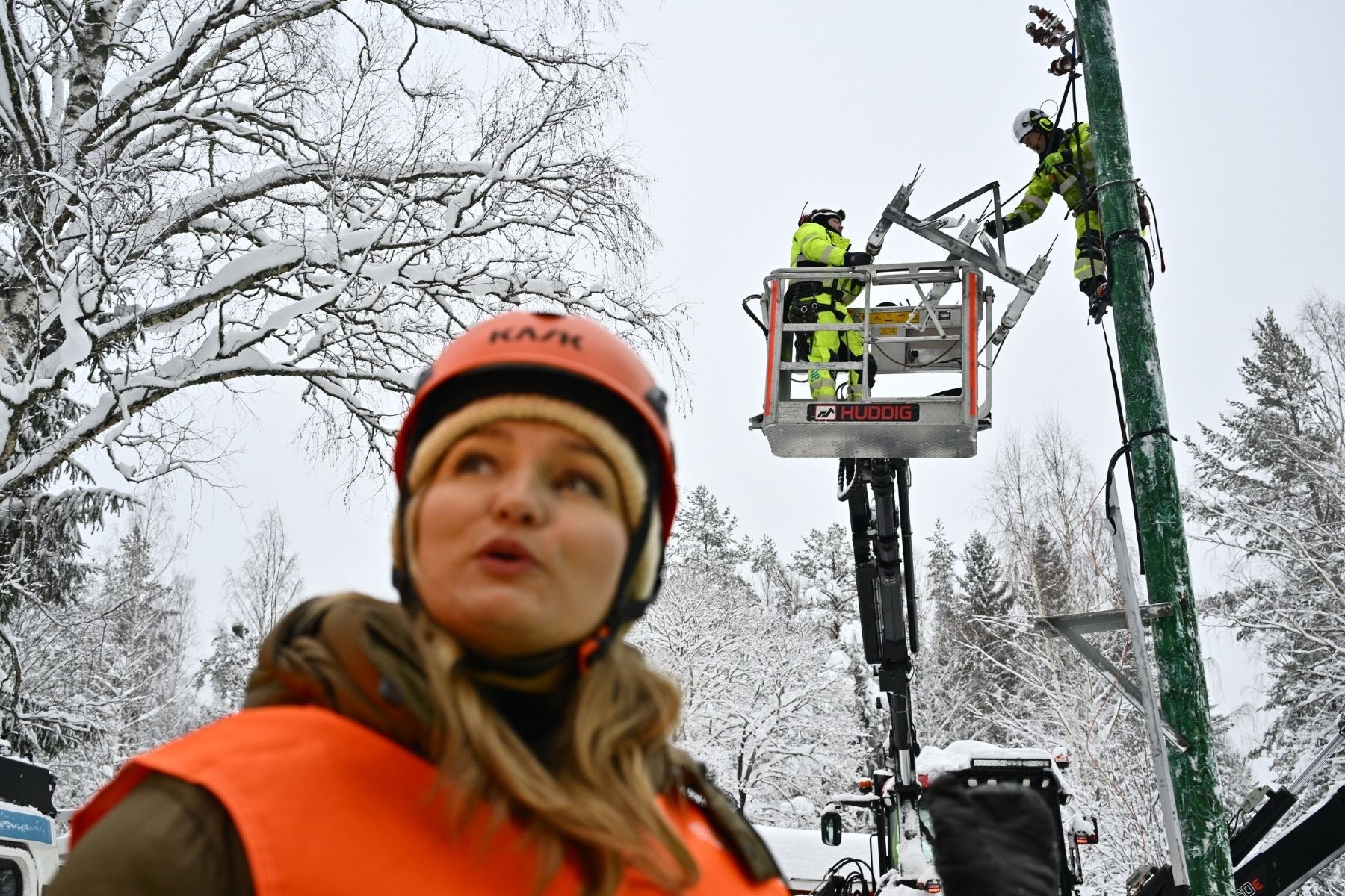 Energi- och näringsminister Ebba Busch (KD) under besök i Ockelbo efter stormen Johannes och ovädret Anna. Ett mer resilient elsystem är något som krävs i krig. Foto: Anders Wiklund / TT