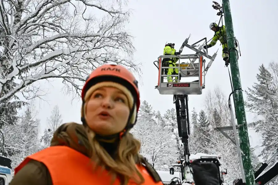 Energi- och näringsminister Ebba Busch (KD) under besök i Ockelbo efter stormen Johannes och ovädret Anna. Ett mer resilient elsystem är något som krävs i krig. Foto: Anders Wiklund / TT