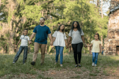 A photograph of a happy family in the woods | IDID Family Medicine