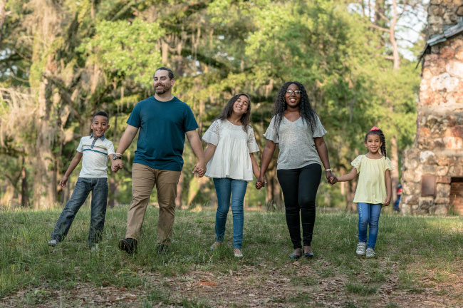 A photograph of a happy family in the woods | IDID Family Medicine