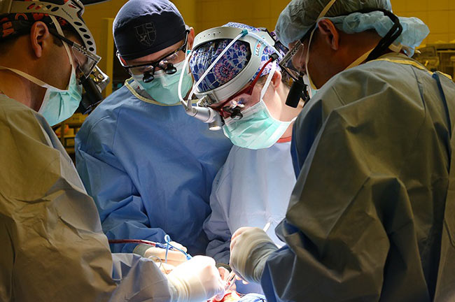 A photo of a team of surgeons operating | IDID Colorectal Surgery