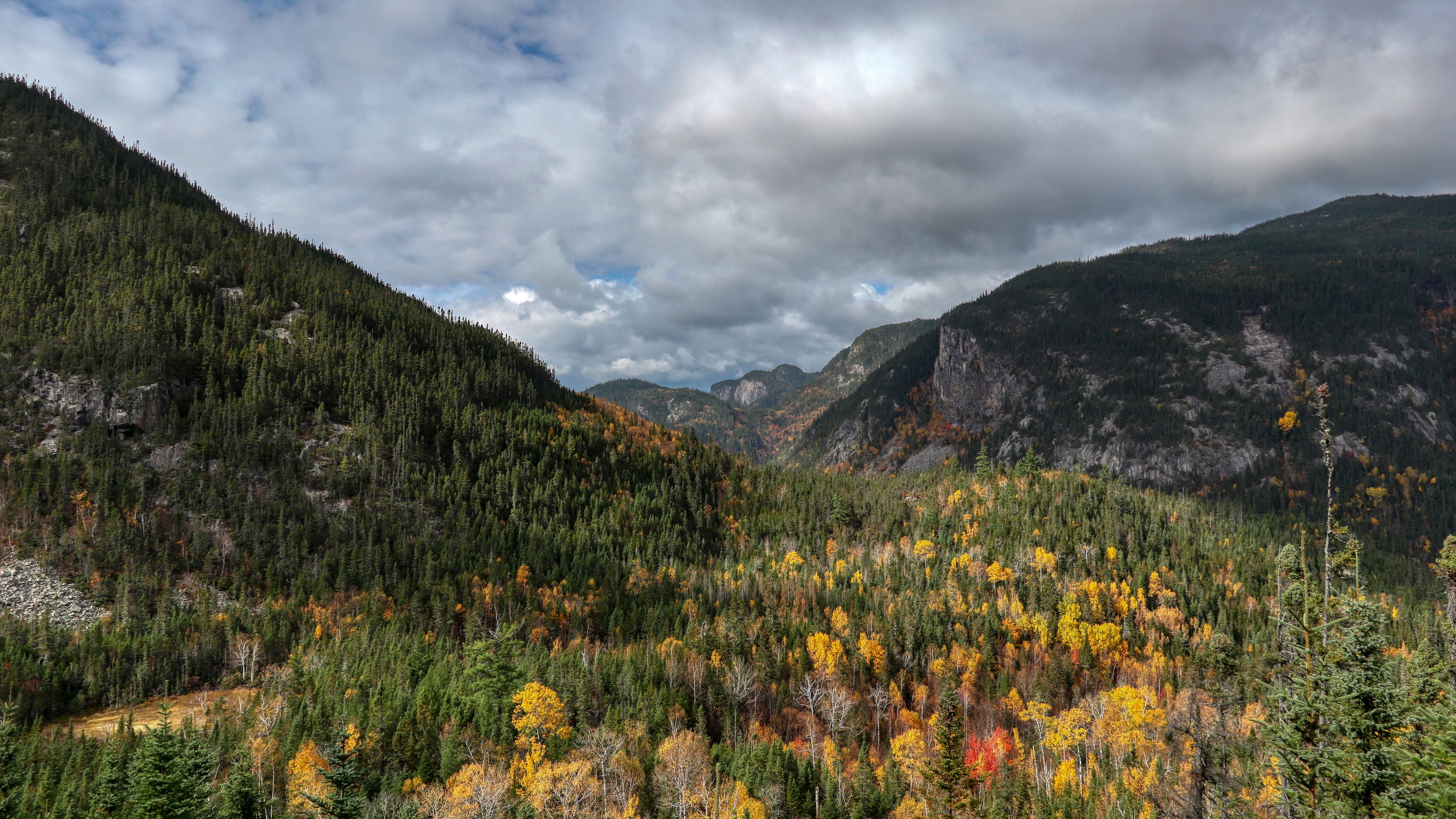 Chaine de montagnes du parc national des Hautes-Gorges, Québec, Canada