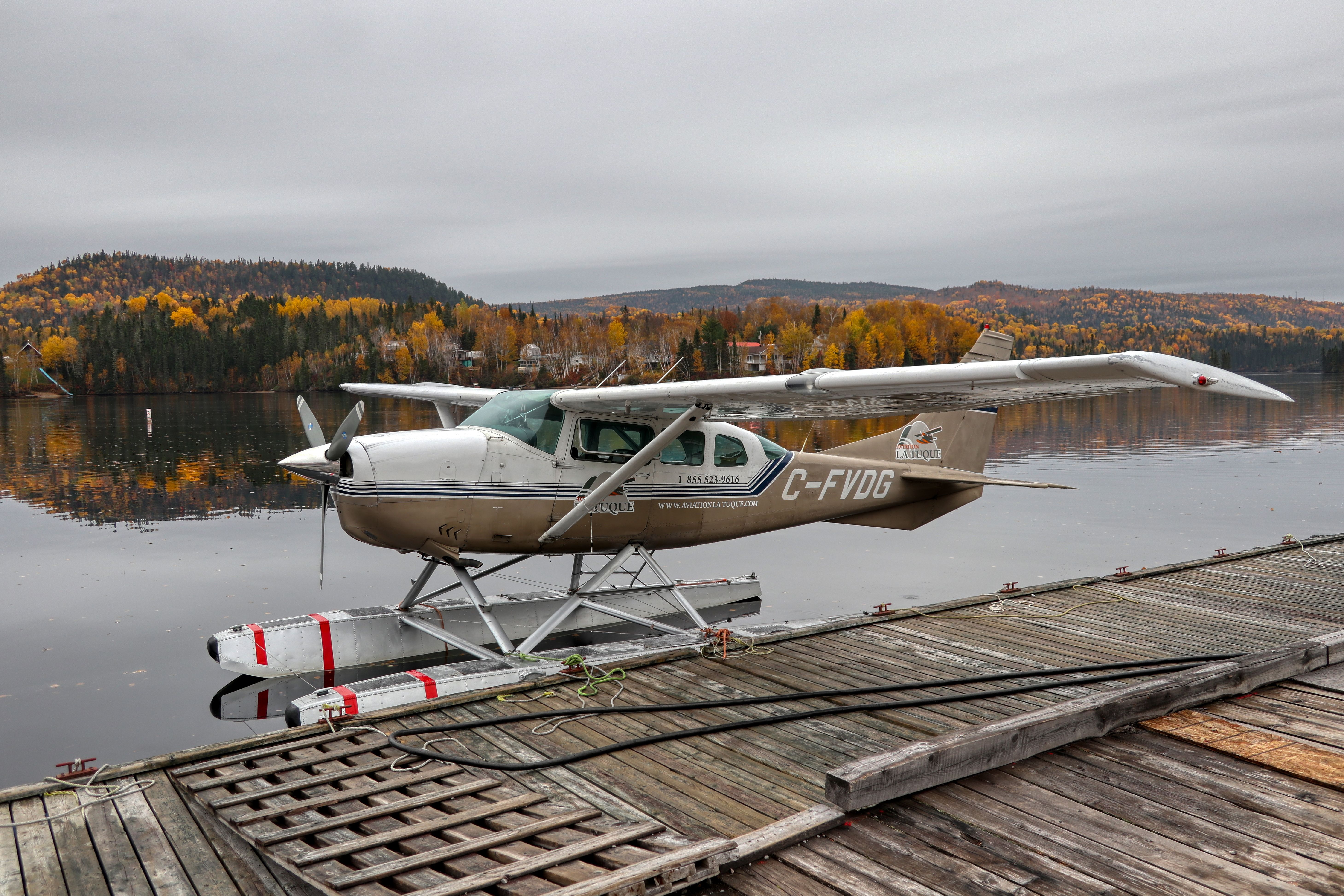 Un hydravion Cessna 602 