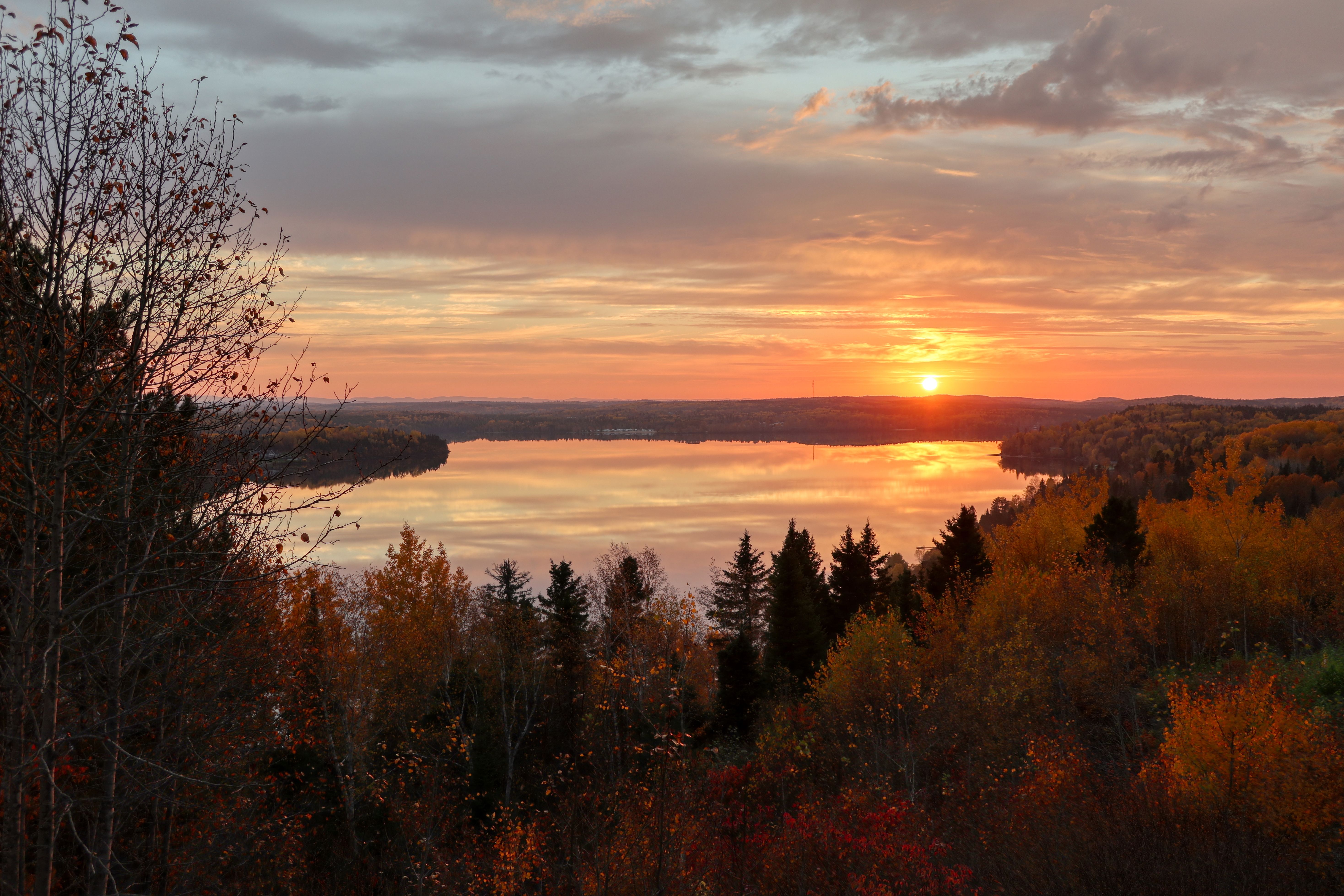 Coucher de soleil au lac Otis, Québec, Canada