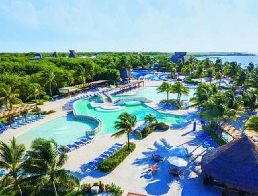 Vista aérea de las piscinas del BlueBay Grand Esmeralda