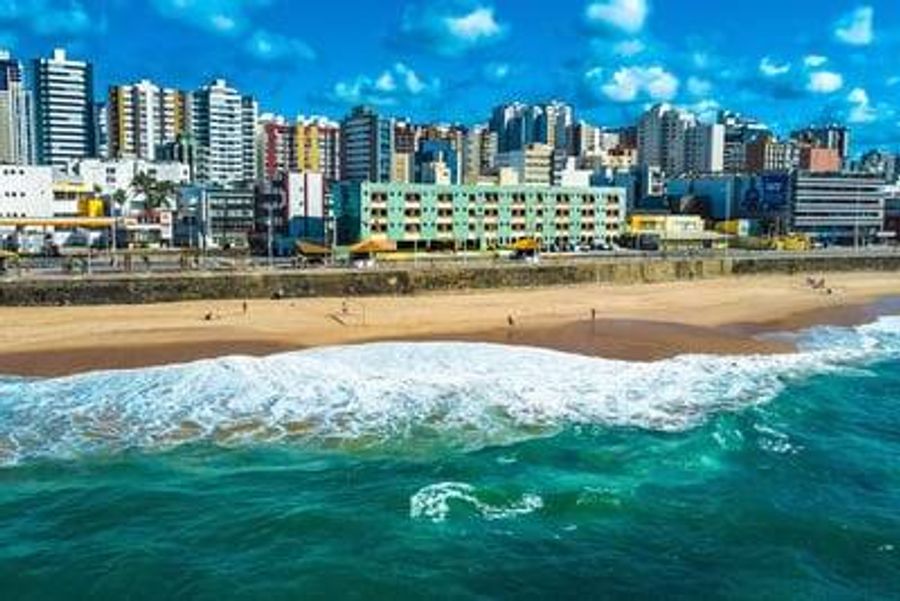 Playa urbana de Salvador con la ciudad de fondo