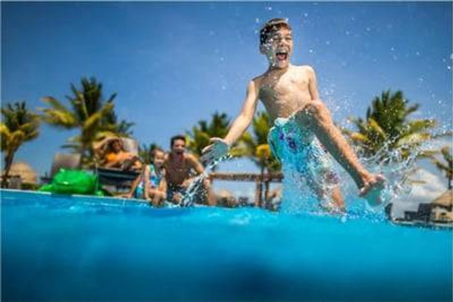 Diversión en la piscina del resort all inclusive