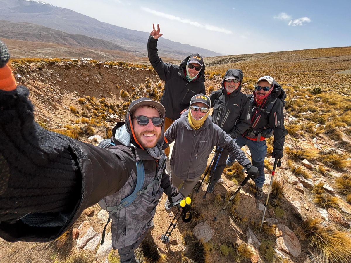 Selfie del equipo completo celebrando la cumbre del Nevado de Chañi, techo de Jujuy