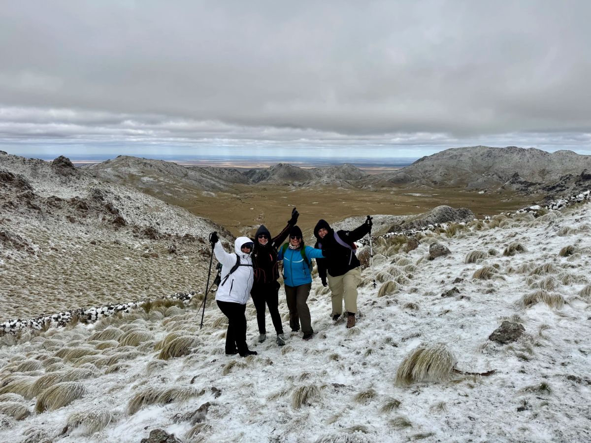 Panorámica del terreno nevado del Cerro El Morro con los trekkers avanzando