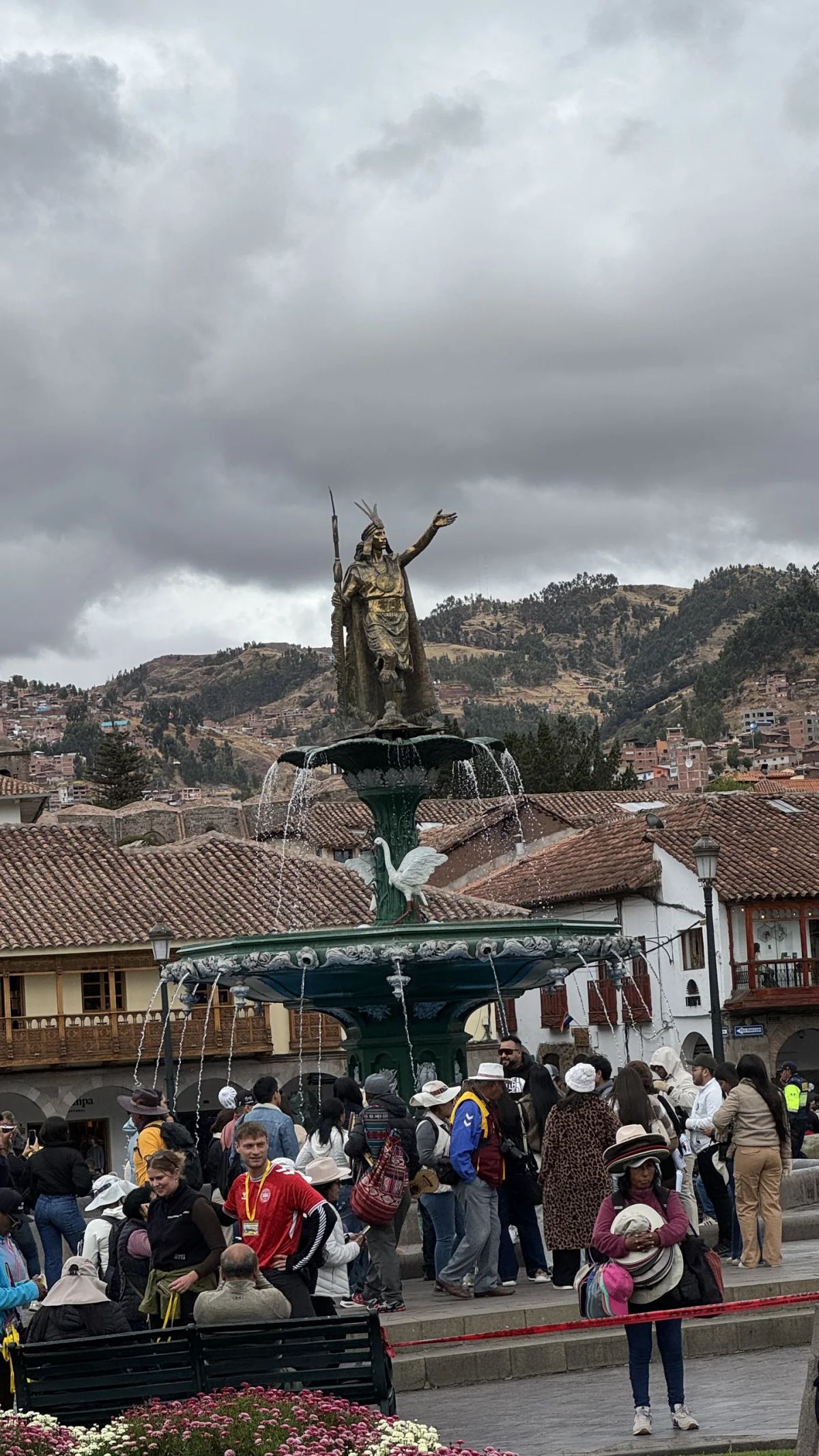 Plaza de Armas de Cusco con el monumento a Pachacútec, punto de partida del trekking