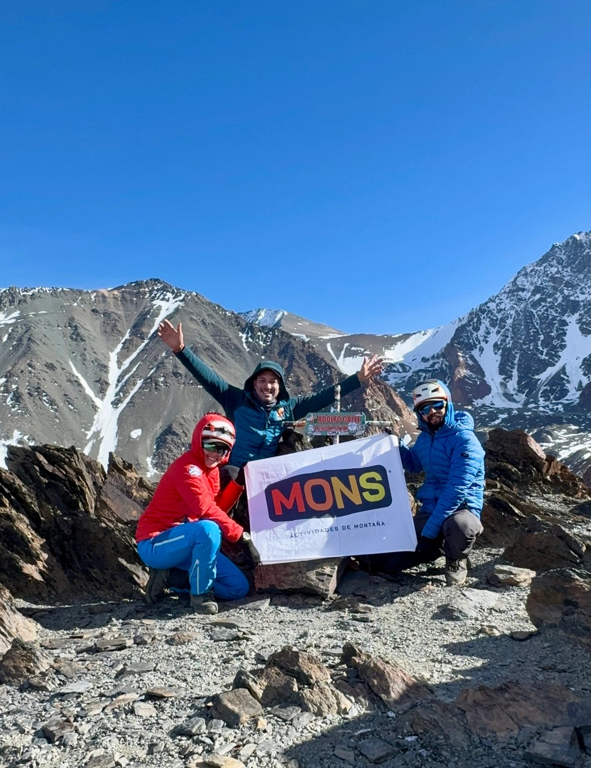 Montañistas en Cordón del Plata en la cumbre del Adolfo Calle despues de ascender el cerro Stepanek
