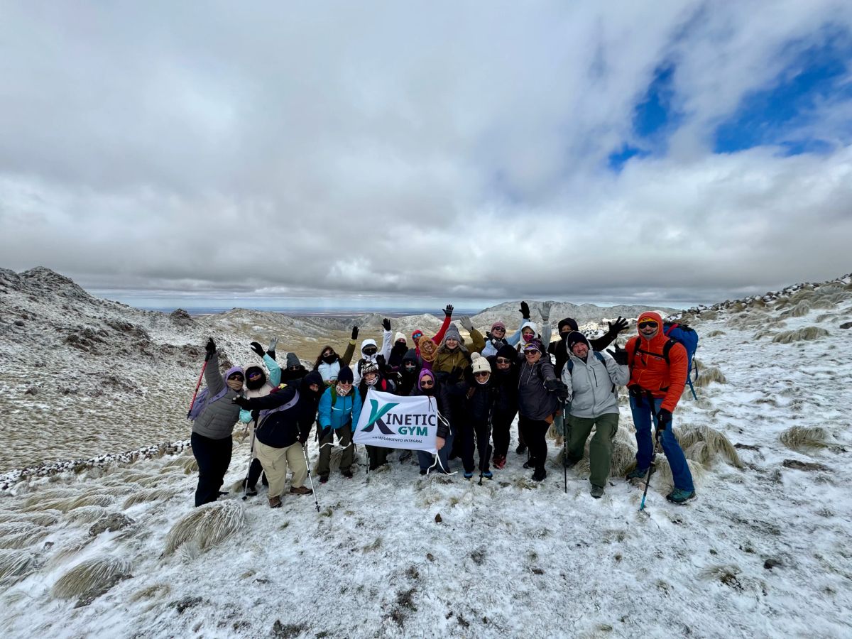 Grupo completo de la Salida 206 celebrando sobre la nieve en el Cerro El Morro