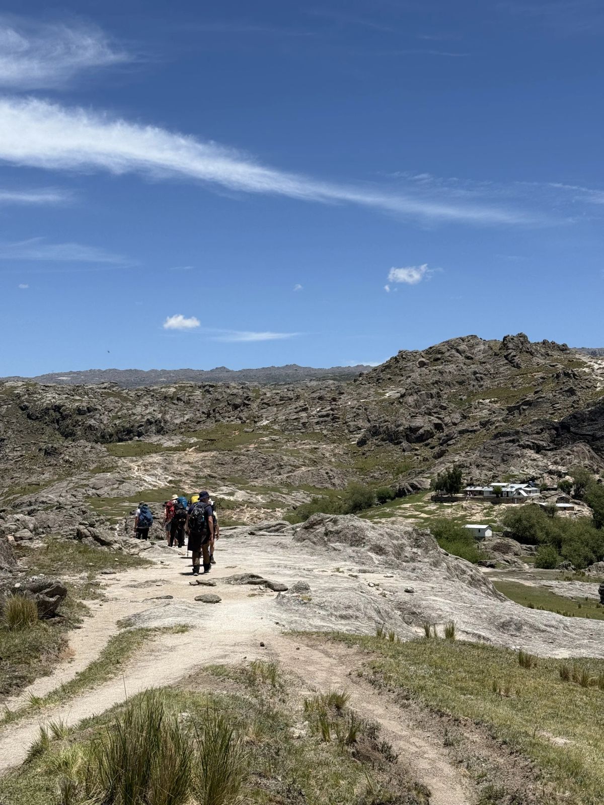 El sendero al Champaquí serpenteando por el valle de altura de las Sierras Grandes