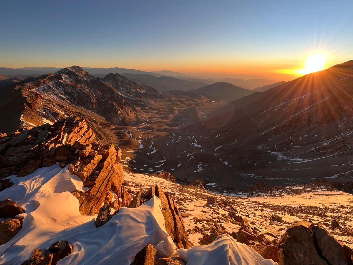 Amanecer sobre los cordones nevados del Chañi visto desde la altura durante la expedición
