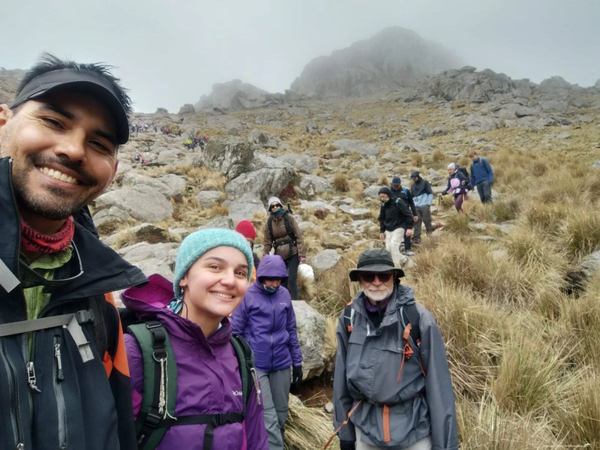 Participantes de la Salida 163 con la ladera del Cerro Champaquí detrás