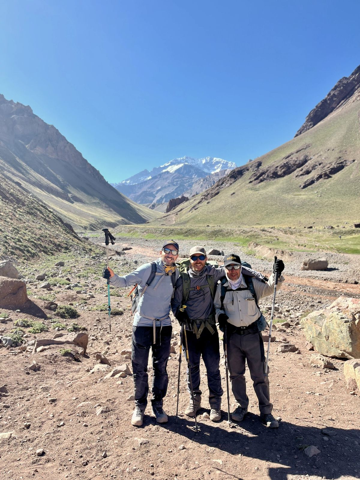 El equipo de la Salida 170 al cerrar la travesía en el valle verde de Horcones