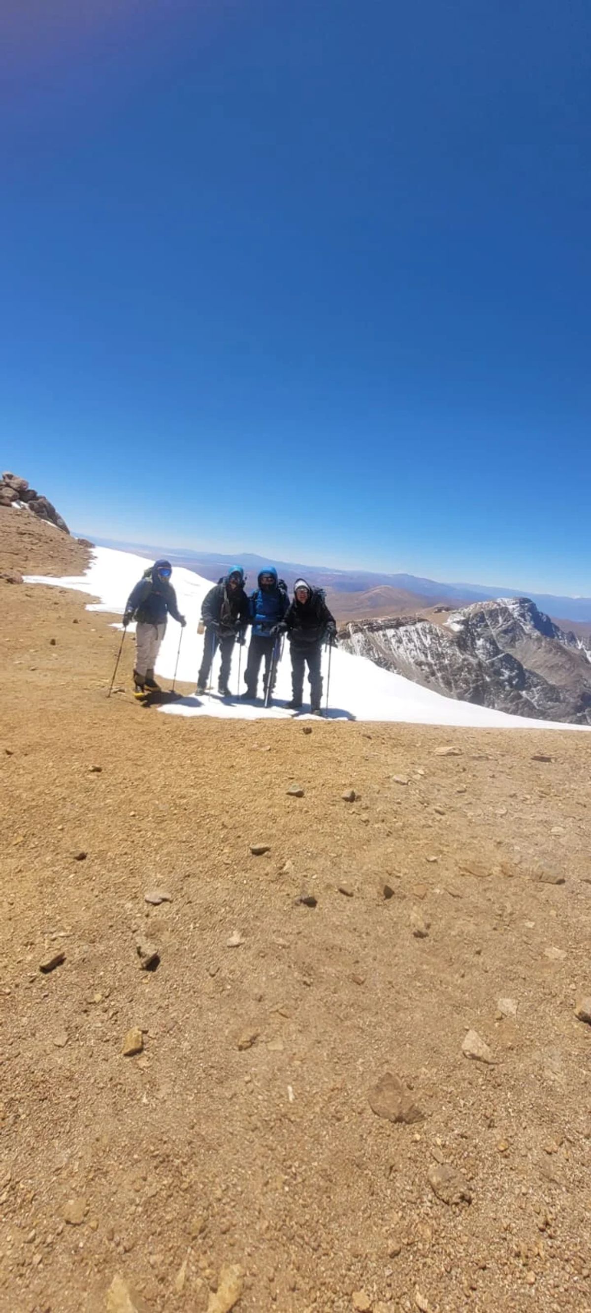 Cordada avanzando por el filón nevado del Nevado de Chañi camino a la cumbre