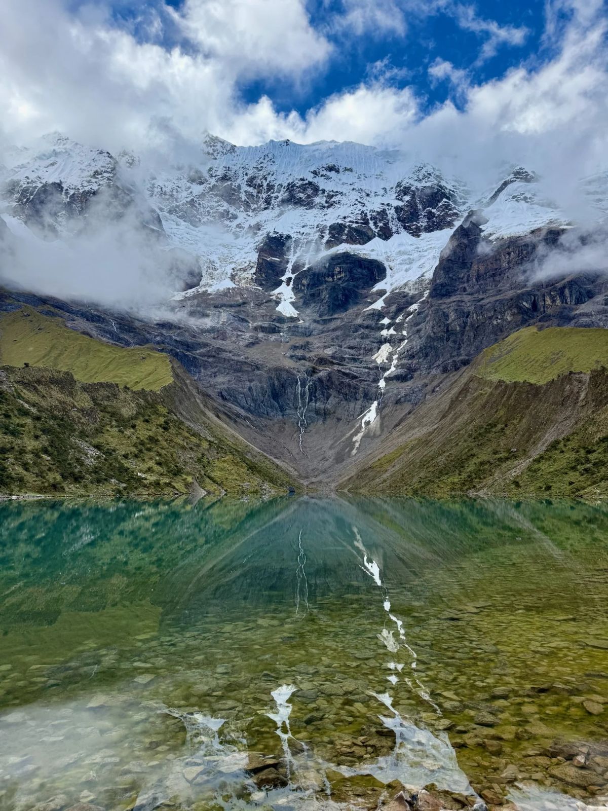La laguna Humantay de aguas turquesas al pie del glaciar, Cusco